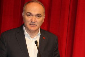 ''Biz yapacaklarımızı, onlar yıkacaklarını konuşuyor''
