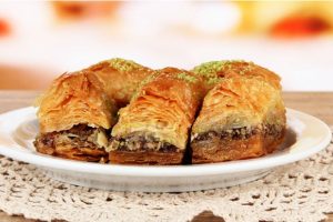 Bayramda baklavadan sonra tarçınlı süt için