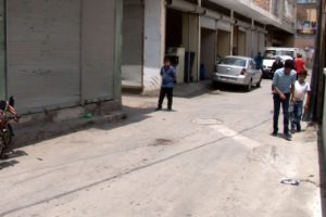 Karısını babasının gözü önünde öldürdü!