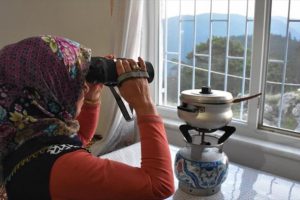 Elleri tencerede gözleri pencerede