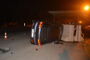 Otomobil, polis kontrol noktasındaki bariyere çarptı