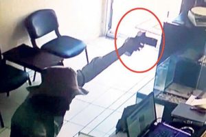 Hırsız ters tuttuğu silahla kuyumcuyu soydu!