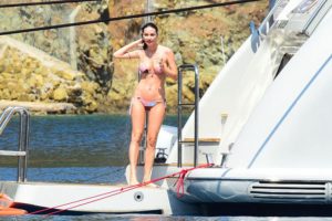 Yasemin Özilhan tatil sezonunu açtı