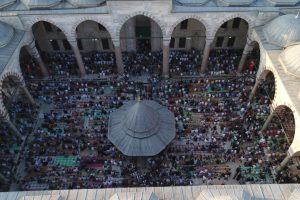 Fatih Camii'deki yoğunluk havadan görüntülendi