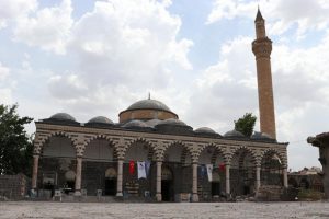 PKK'lıların yaktığı tarihi camiyi devlet ayağa kaldırıyor