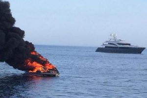 Bodrum'da lüks yat alev alev yanarak battı