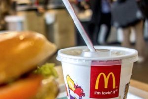 Dünyaca ünlü fast food devi McDonald's plastik yerine kağıt kullanacak