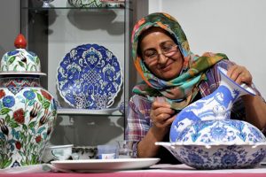 Çiniyi 'ilmek ilmek' işliyor