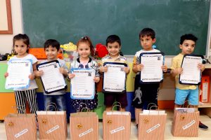 Anaokulu öğrencilerinin karne sevinci