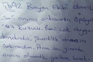 Aracın arkasındaki duygulandıran yazı, aracı çekilmekten kurtardı