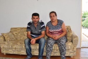 Ailesi, mektup bırakıp giden kızlarını bekliyor