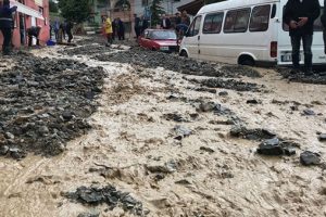 Sağanak yolları kapadı, araçlar hasar gördü