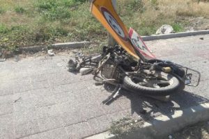 Otomobilin çarptığı motosiklet sürücüsü can verdi
