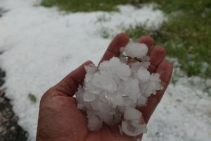 Kırklareli'nde ceviz büyüklüğünde dolu yağdı