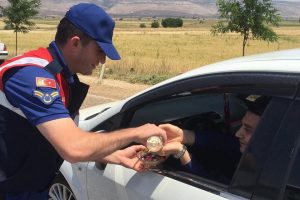 Jandarmadan şekerli bayram uygulaması