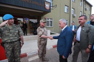Başbakan Yıldırım Mehmetçikle bayramlaştı