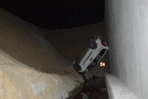 Hafif ticari araç, alt geçit inşaatına düştü