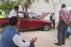 2 gündür kamyonetindeki yılanı çıkarmaya çalışıyor
