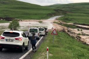 Erzurum'da sağanak sele dönüştü