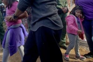 ABD sınırında yaklaşık 2 bin çocuk ailesinden ayrı düştü