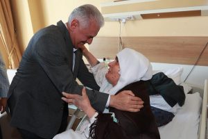 Başbakan'dan hastalara bayram ziyareti