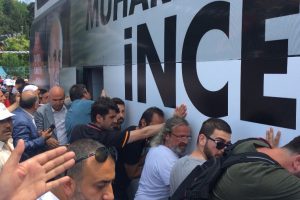İnce'nin otobüsü çamura saplandı