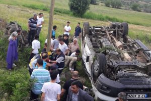 Bingöl'de yolcu minibüsü devrildi: 14 yaralı