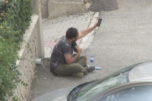 Çocuğu için kafasına silah dayadı!