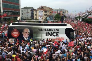 İnce'den HDP bayraklı karşılamaya cevap