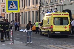 Moskova'da dehşet! Taksi kalabalığın arasına daldı