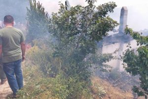 İzmir'de bir ev kül oldu