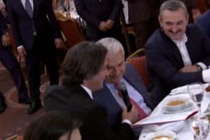 Başbakan Binali Yıldırım türkü söyledi