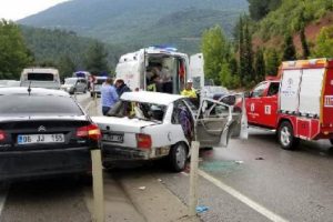 4 otomobilin karıştığı kazada 1 ölü, 9 yaralı