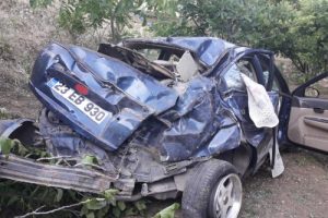 Virajı alamayınca 50 metre derinliğindeki bahçeye uçtu