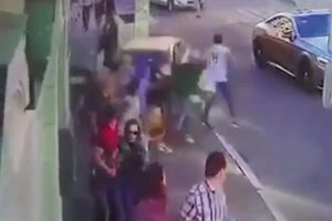 Taksi kalabalığın arasına böyle daldı!