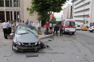 İki otomobil kafa kafaya çarpıştı! Ölümden döndüler...