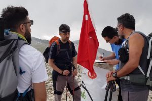 Bursa'da dağcıların kamerasına yavru ayılar takıldı!