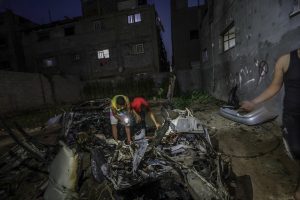 İsrail Gazze'de sivil aracı vurdu: 3 yaralı