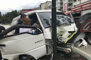 Bursa'da otomobil direğe çarptı: 2 yaralı