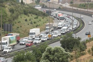 Dönüşe geçen tatilciler TEM'i doldurdu