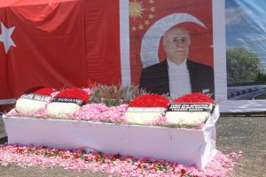 Demirel mezarı başında törenle anıldı