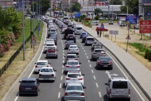 Tatilciler dönüş yolunda uzun kuyruklar oluşturdu