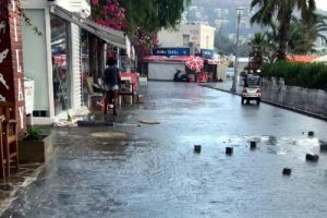 10 dakikalık sağanak felç etti