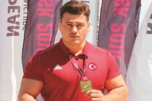 Milli güreşçi Rıza Kayaalp, huzurevini ziyaret etti