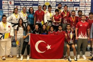Genç judoculardan madalya yağmuru