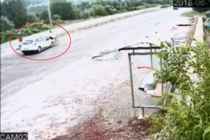 Otomobil bisikletli kadına böyle çarptı