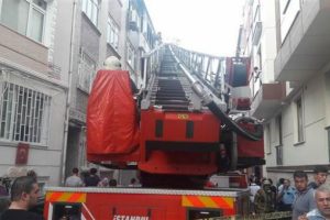 4 katlı binada yangın: 1 ölü