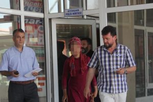 Anne şiddetinden kaçan kız çocuğu yakalandı!