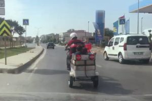 Motosiklet kasasında tehlikeli yolculuk