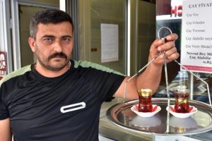 Burada çayın fiyatını müşteriler belirliyor